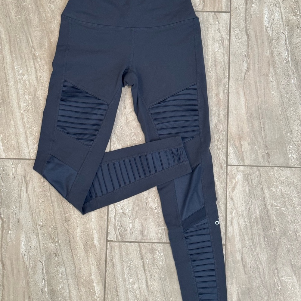 Black High-Waisted Leggings with Ribbed Detail